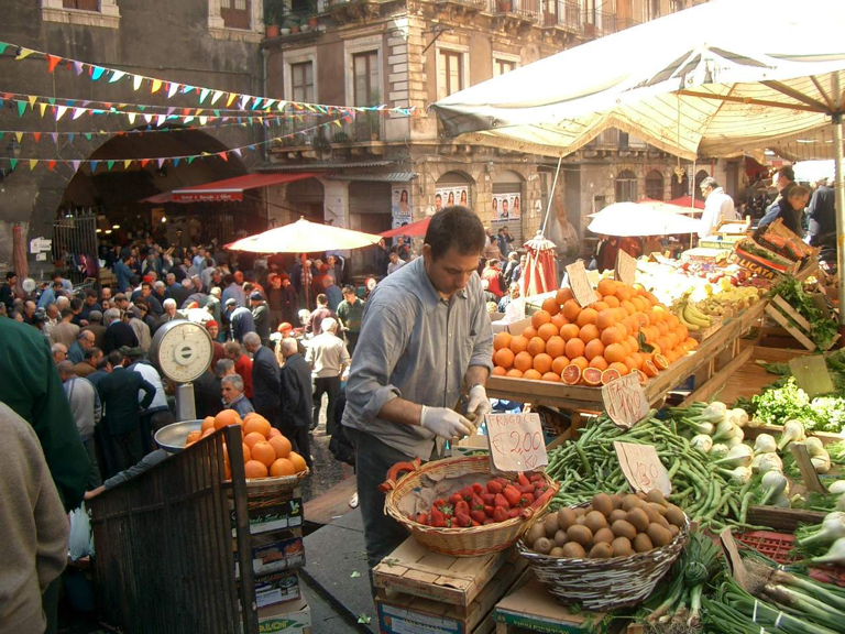 Marktje in Catania op reis naar Cicilië