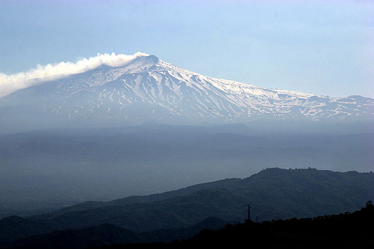 Tijdens uw reis in en rond Oost-Sicile is de Etna prominent aanwezig
