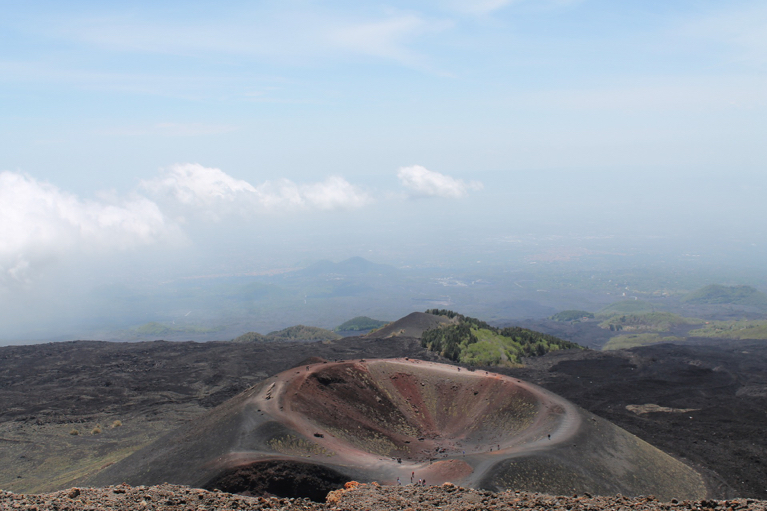 Je kan de Etna privé begeleid en off road bezoeken met een vulkanoloog