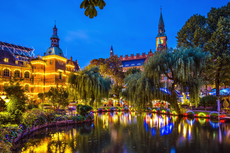 Tivoli park met muziek tijdens de avond