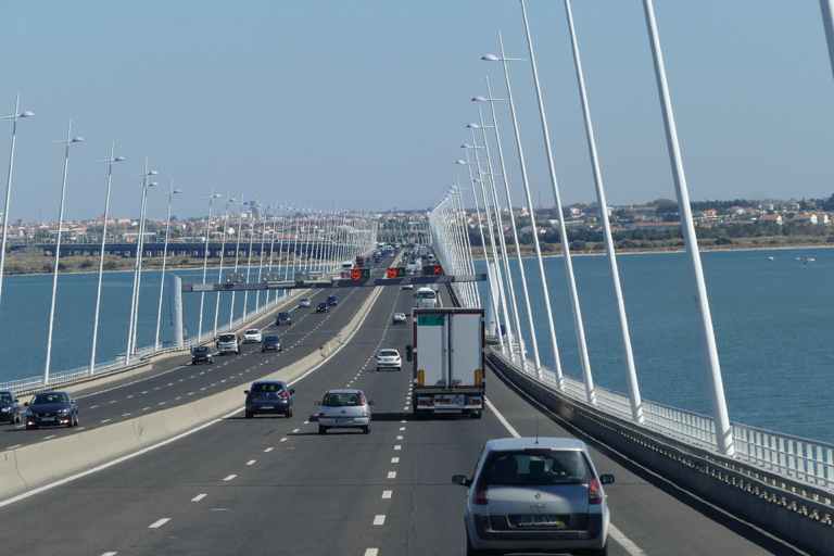 Brug over de Taag vanuit Lissabon