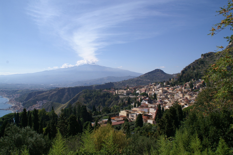 De Etna barst soms wel drie keer per jaar uit