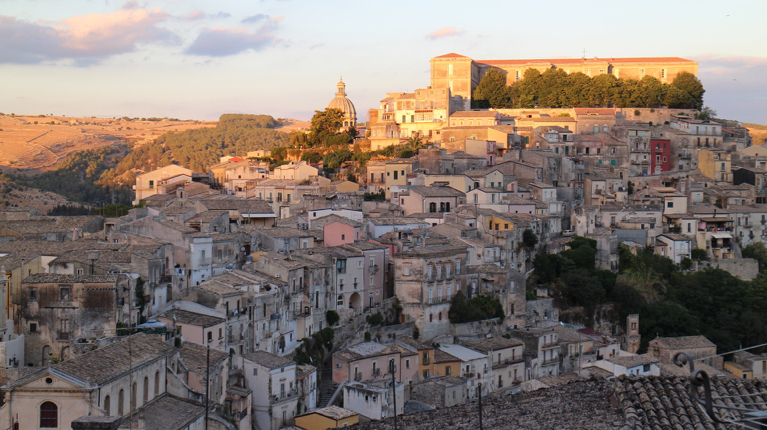 Stoppen in het barokstadje Ragusa op rondreis met een gehuurde wagen